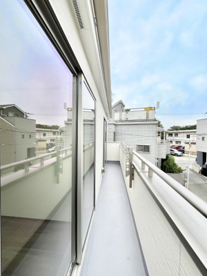 oRj[@`Balcony`@̃oRj[̑Oɂ͉_ȊOɑzՂ̂܂B󕨂₷A薾邭ĈĂ܂Bg₷JIȃoRj[ł