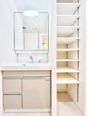 ʑEʏ@`Dressing Room`@\ȑ傫̐ʑ͎[鎖ȂAgȂ݃`FbN⎕ȂǁA̍QԂłzeCNȃXy[Xŗ]TƂƂĒ܂B