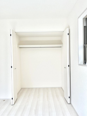 [@`Closet`@ǖʃN[[bg΃^XuKvȂAôȂXbLԂێł܂BꂽXy[XLɊpłBG߂̈ߗނ̕iȂǂՂ[o܂ˁ