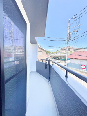 oRj[@`Balcony`@傫ȋɈ͂܂ꂽĈƁBoRj[`ň|IȊJɕ܂܂BoRj[͗z݂zc󕨂C悭Ƃł܂B