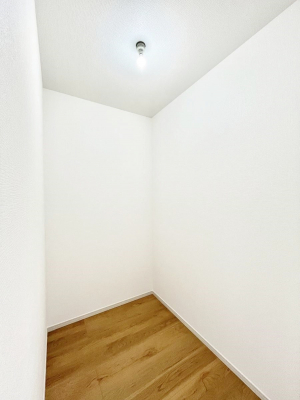 ̑@`Walk-in Closet`@̗mĂVɂȂɂEH[NCN[[bgBmȊOɂAigȂƓdX[cP[XAXgbNiȂǉłЕtԂłB