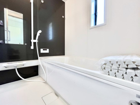 @R`Bath Room`@L΂ē邱Ƃ\I̔MdȃoX^CłBqlƂꏏł\ȍLȂ̂ŁArOƂ͈ƑcR̂ЂƎy݂܂B