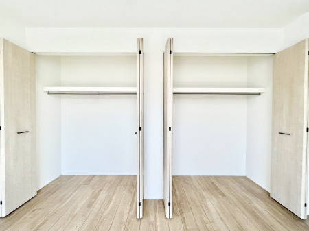 [@`Closet`@ǖʃN[[bg΃^XuKvȂAôȂXbLԂێł܂BꂽXy[XLɊpłBG߂̈ߗނ̕iȂǂՂ[o܂ˁ