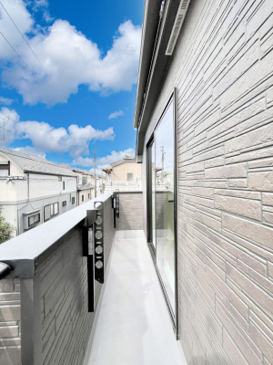 oRj[@`Balcony`@̃oRj[̑Oɂ͉_ȊOɑzՂ̂܂B󕨂₷A薾邭ĈĂ܂BƑS̐󕨂CɊ܂B