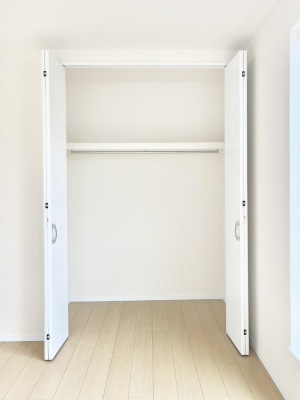 [@`Closet`@ǖʃN[[bg΃^XuKvȂAôȂXbLԂێł܂BꂽXy[XLɊpłBG߂̈ߗނ̕iȂǂՂ[o܂ˁ