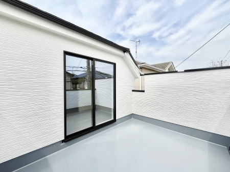 oRj[@`Balcony`@傫ȋɈ͂܂ꂽĈƁBoRj[`ň|IȊJɕ܂܂BoRj[͗z݂zc󕨂C悭Ƃł܂B