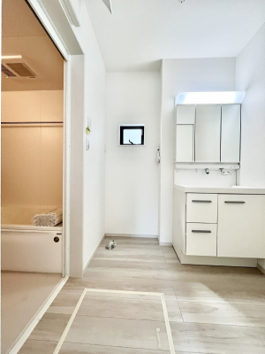 ̑@Ă̂ŎC̑ꏊłC\s܂B̐gxxCǂI