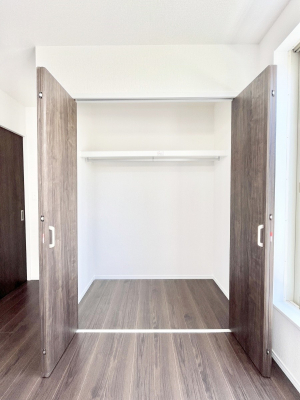 [@`Closet`@ǖʃN[[bg΃^XuKvȂAôȂXbLԂێł܂BꂽXy[XLɊpłBG߂̈ߗނ̕iȂǂՂ[o܂ˁ