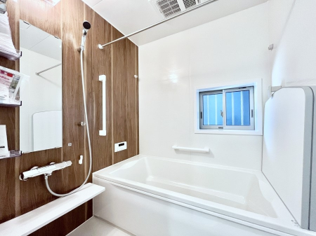 @P`Bath Room`@t̃oX[́Ǎ薾邭C̗ǂԂłB邱ƂŁACǍDB芰oX[ŁÃoX^Cy݂ɂȂ肻łB