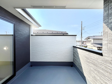 oRj[@P`Balcony`  oRj[͉z݁Azc󕨂C悭Ƃł܂B  g₷JIȃoRj[łzՂ~蒍AoRj[tZ܂B  