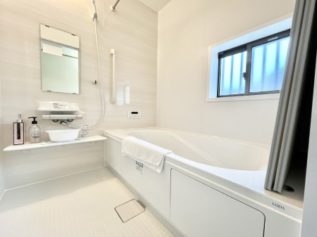 @`Bath Room`@ƑL΂ē邱Ƃ\I̔MdȃoX^CłBqlƂꏏł\ȍLȂ̂ŁArOƂ͈ƑcR̂ЂƎy݂܂B