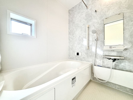 @`Bath Room`@L΂ē邱Ƃ\I̔MdȃoX^CłBqlƂꏏł\ȍLȂ̂ŁArOƂ͈ƑcR̂ЂƎy݂܂B
