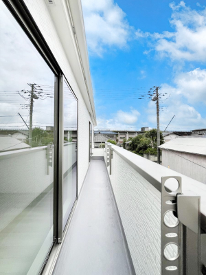 oRj[@B`Balcony`@̃oRj[̑Oɂ͉_ȊOɑzՂ̂܂B󕨂₷A薾邭ĈĂ܂Bg₷JIȃoRj[ł