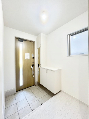 ���ց@�����`Entrance�`�@���ʔ��~���[�t�Ȃ̂ŁA���o�����O�̐g�����Ȃ݃`�F�b�N�Ɂ��􌺊ւ͂��q�l�����o�}�������ԍŏ��̏ꏊ�A�A���Ă��鎞�ɓ���ŏ��̏ꏊ�B����ȏꏊ�����炱���A���ǂ���ԂɁc��