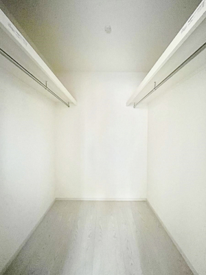 ���̑��@�����`Walk-in Closet�`�@�K�v�Ȃ��̂�R�[�f�B�l�[�g���ꗗ���Ċm�F�ł��A�g�x�x�⏀�����Z���ԂōςރE�H�[�N�C���N���[�[�b�g��ݒu���܂����B�Ƃ̒�����������Ƃ�����֗��Ȏ��[�X�y�[�X�ł��B