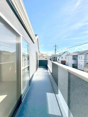 �o���R�j�[�@�����`Balcony�`�@�쑤�ɐݒu���ꂽ���s���̂��郏�C�h�o���R�j�[�B�S�n�悢�z�˂���g���ȕ����y���ނ��Ƃ��o���܂��B���ꂽ���ɂ͂����Ղ�̐��󕨂�z�c�������܂��I�g���₷���J���I�ȃo���R�j�[�ł���