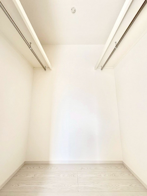 ���̑��@�����`Walk-in Closet�`�@�K�v�Ȃ��̂�R�[�f�B�l�[�g���ꗗ���Ċm�F�ł��A�g�x�x�⏀�����Z���ԂōςރE�H�[�N�C���N���[�[�b�g��ݒu���܂����B�Ƃ̒�����������Ƃ�����֗��Ȏ��[�X�y�[�X�ł��B