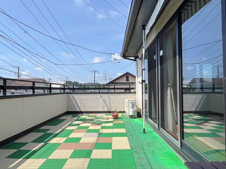 oRj[@`Balcony`  傫ȋɈ͂܂ꂽĈƁB  oRj[`ň|IȊJɕ܂܂B  oRj[͗z݂zc󕨂C悭Ƃł܂B