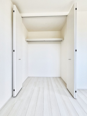 [@`Closet`@ǖʃN[[bg΃^XuKvȂAôȂXbLԂێł܂BꂽXy[XLɊpłBG߂̈ߗނ̕iȂǂՂ[o܂ˁ