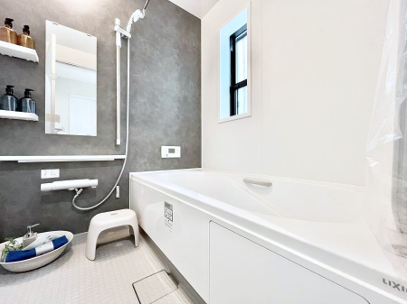 @P`Bath Room`@L΂ē邱Ƃ\I̔MdȃoX^CłBqlƂꏏł\ȍLȂ̂ŁArOƂ͈ƑcR̂ЂƎy݂܂B