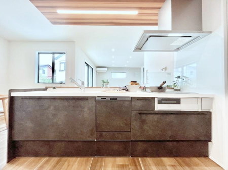 Lb`@P`Kitchen`@beރrOAȂLb`BƂ́Ał͂ȂA炵AKɂꏊBΊ̖A炬̓X̂߂ɁAŐV̐ݔEdl̗pB