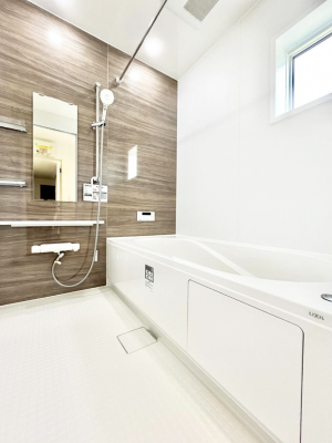 @`Bath Room`@L΂ē邱Ƃ\I̔MdȃoX^CłBqlƂꏏł\ȍLȂ̂ŁArOƂ͈ƑcR̂ЂƎy݂܂B