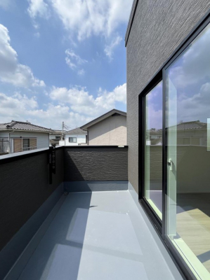 oRj[@`Balcony`@̃oRj[̑Oɂ͉_ȊOɑzՂ̂܂B󕨂₷A薾邭ĈĂ܂Bg₷JIȃoRj[ł