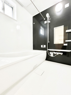 �����@�����`Bath Room�`�@�������������͋C�̗����Ŗ����Ɍ����ă��t���b�V���B���������@�\���t���Ă���̂ŗׂ̐���@�u����Ő􂢏オ�������󕨂��A�J�̓����V�C���C�ɂ������������邱�Ƃ��\�ł��B