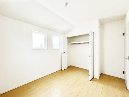 �Q���@�����`Bed Room�`  �S�����ɂ͎��[�N���[�[�b�g�������I���i�g���̂��m���⏬���͂������A�G�ߕ��̂��m���Ȃǂ���������Ɛ������ڂ����܂������܂��B  ������Ԃ��L���g�p�ł��܂��ˁB
