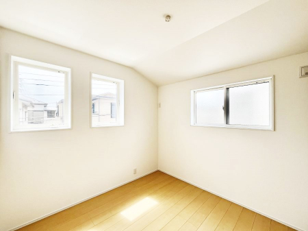 �q�������@�����`Bed Room�`�@�q�������͂��q�l�ɂƂ��đ�Ϗd�Ȗ���������܂��B�q����l�ŉ߂�����Ԃ�^���邱�ƂŁA�h���׋����Ԃ����R�Ƒ����܂����畔���̕Еt����|���Ȃǂ��������ƂɌq����܂��B