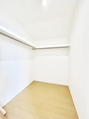 ���̑��@�����`Walk-in Closet�`�@�K�v�Ȃ��̂�R�[�f�B�l�[�g���ꗗ���Ċm�F�ł��A�g�x�x�⏀�����Z���ԂōςރE�H�[�N�C���N���[�[�b�g��ݒu���܂����B�Ƃ̒�����������Ƃ�����֗��Ȏ��[�X�y�[�X�ł��B