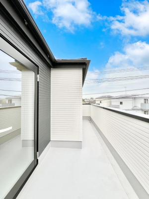 oRj[@Q`Balcony`@傫ȋɈ͂܂ꂽĈƁBoRj[`ň|IȊJɕ܂܂BoRj[͗z݂zc󕨂C悭Ƃł܂B