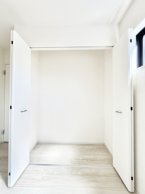 [@`Closet`@ǖʃN[[bg΃^XuKvȂAôȂXbLԂێł܂BꂽXy[XLɊpłBG߂̈ߗނ̕iȂǂՂ[o܂ˁ
