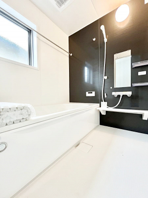 @P`Bath Room`@t̃oX[́Ǎ薾邭C̗ǂԂłB邱ƂŁACǍDB芰oX[ŁÃoX^Cy݂ɂȂ肻łB