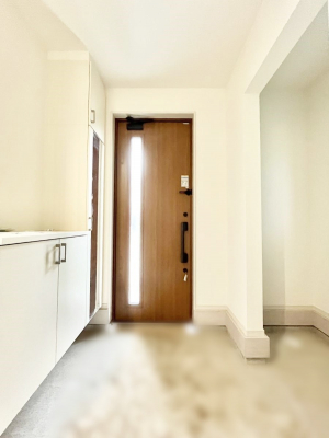 ց@P`Entrance`  Ƃ̏oŖgp̂ցB  ؍ݎԂ͒ZĂAւ̈ۂ͉Ƃ̑ۂEƌĂߌł͂܂B  IVȃhA疾邢܂