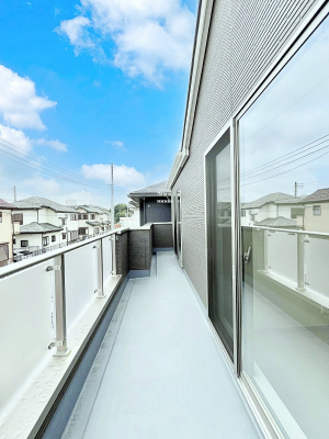 oRj[@P`Balcony`@̃oRj[̑Oɂ͉_ȊOɑzՂ̂܂B󕨂₷A薾邭ĈĂ܂BƑS̐󕨂CɊ܂B