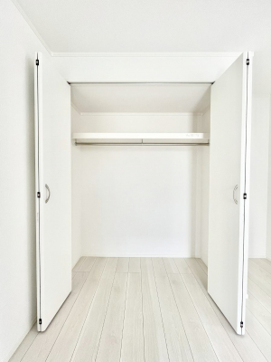 [@`Closet`@ǖʃN[[bg΃^XuKvȂAôȂXbLԂێł܂BꂽXy[XLɊpłBG߂̈ߗނ̕iȂǂՂ[o܂ˁ