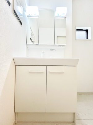 ʑEʏ@`Dressing Room`@邭pE_[[Bgꏊ炱AKȋԂƂȂĂ܂BVv[hbT[̗pĂ܂̂ŁAVyɏo܂B