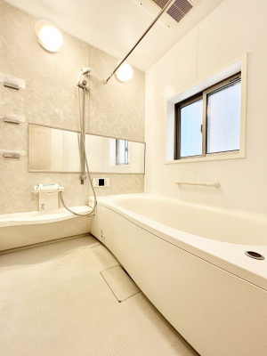 @`Bath Room`@L΂ē邱Ƃ\I̔MdȃoX^CłBqlƂꏏł\ȍLȂ̂ŁArOƂ͈ƑcR̂ЂƎy݂܂B