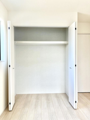 [@`Closet`@ǖʃN[[bg΃^XuKvȂAôȂXbLԂێł܂BꂽXy[XLɊpłBG߂̈ߗނ̕iȂǂՂ[o܂ˁ