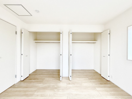 [@`Closet`@ǖʃN[[bg΃^XuKvȂAôȂXbLԂێł܂BꂽXy[XLɊpłBG߂̈ߗނ̕iȂǂՂ[o܂ˁ