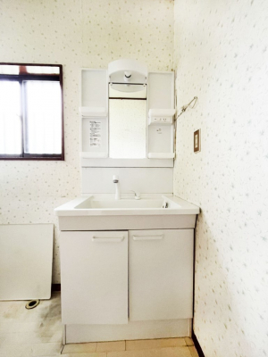 ʑEʏ@`Dressing Room`@\ȑ傫̐ʑ͎[鎖ȂAgȂ݃`FbN⎕ȂǁA̍QԂłzeCNȃXy[Xŗ]TƂƂĒ܂B