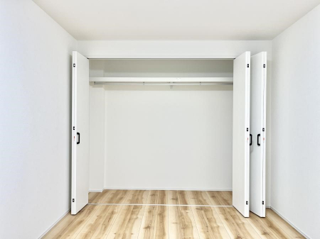 [@`Closet`@ǖʃN[[bg΃^XuKvȂAôȂXbLԂێł܂BꂽXy[XLɊpłBG߂̈ߗނ̕iȂǂՂ[o܂ˁ