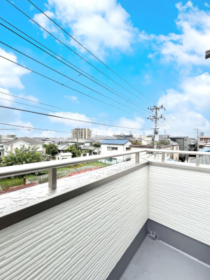 oRj[@A`Balcony`@傫ȋɈ͂܂ꂽĈƁBoRj[`ň|IȊJɕ܂܂BoRj[͗z݂zc󕨂C悭Ƃł܂B
