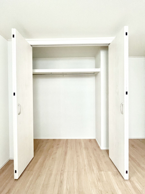 [@A`Closet`@ǖʃN[[bg΃^XuKvȂAôȂXbLԂێł܂BꂽXy[XLɊpłBߗނ̕iȂǂՂ[o܂ˁ
