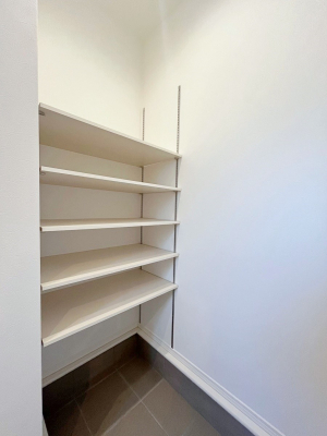 ���[�@�������S�������`Shoes in Cloak�`  ���ւ̉��ɂ̓V���[�Y�C���N���[�N���t���Ă��܂��B�J���O�֎Ԃ�u���Ă��]�T�̍L���B  ���[�̂����X�b�L���Ƃ������ւŋC�����悭���o�|���ł��܂��ˁB