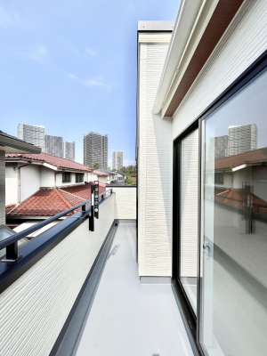 oRj[@P`Balcony`@̃oRj[̑Oɂ͉_ȊOɑzՂ̂܂B󕨂₷A薾邭ĈĂ܂Bg₷JIȃoRj[ł