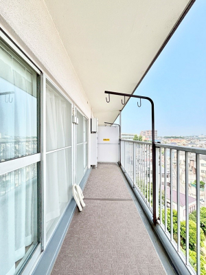 oRj[@`Balcony`@傫ȋɈ͂܂ꂽĈƁBoRj[`ň|IȊJɕ܂܂BoRj[͗z݂zc󕨂C悭Ƃł܂B