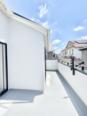 oRj[@`Balcony`  傫ȋɈ͂܂ꂽĈƁB  oRj[`ň|IȊJɕ܂܂B  oRj[͗z݂zc󕨂C悭Ƃł܂B