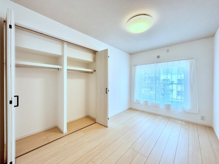 ̑ρ@`Bed Room`  Sɂ͎[N[[bgIiĝm⏬͂AGߕ̂mȂǂƐڂ܂܂B  ԂLgpł܂ˁB  